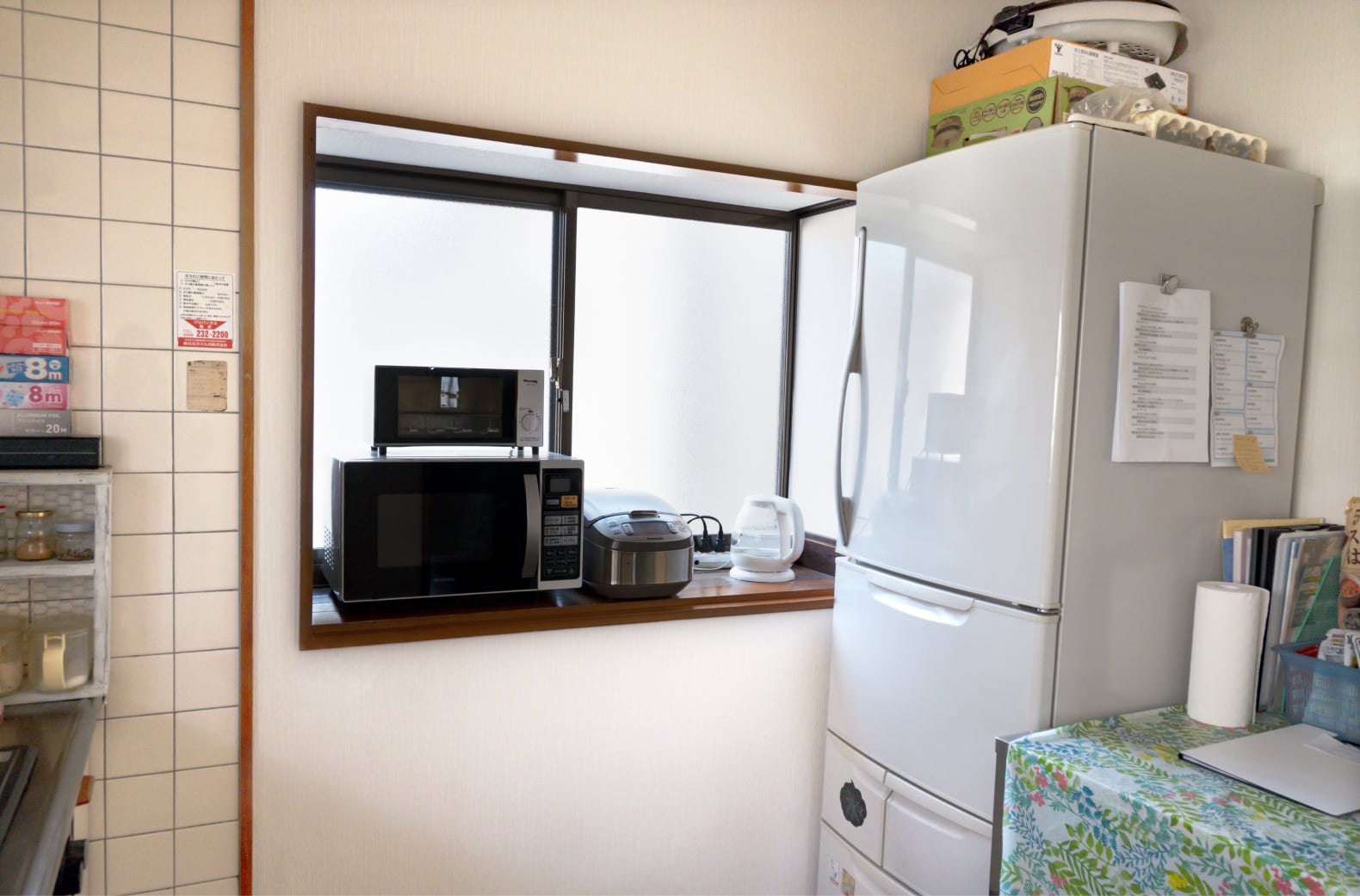 トースター、電子レンジ、冷蔵庫、電気ポッドなどを完備。
